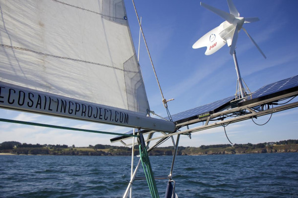 Éolienne sur un voilier en pleine mer.